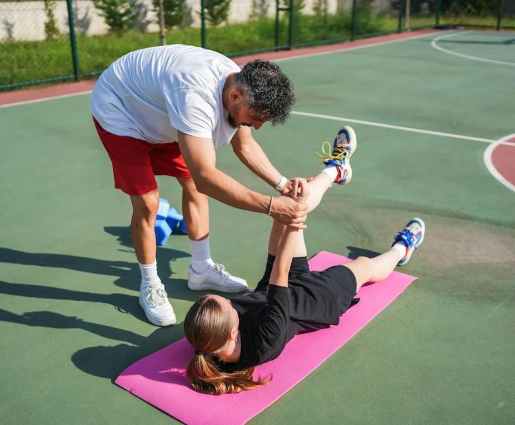 fizjoterapeuta sportowy i pacjentka